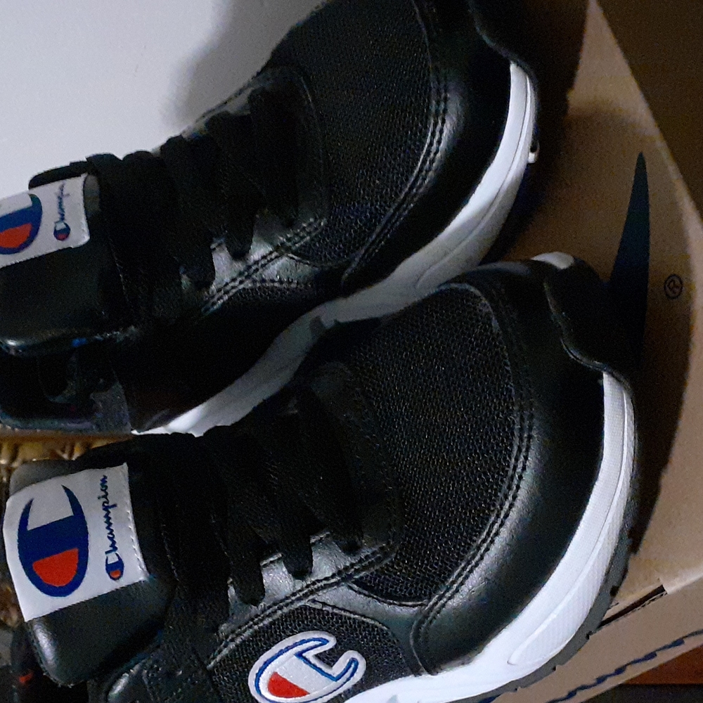 Tennis shoes